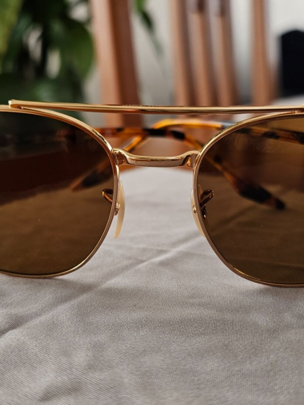 Unisex Ray-Ban Polarized Gold Frame Sunglasses With Chromatic Lenses - Picture 2 of 15